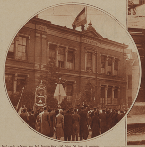 300525 Afbeelding van het strijken van de vlag op het oude gebouw van het Stedelijk Gymnasium (Janskerkhof 4) te ...